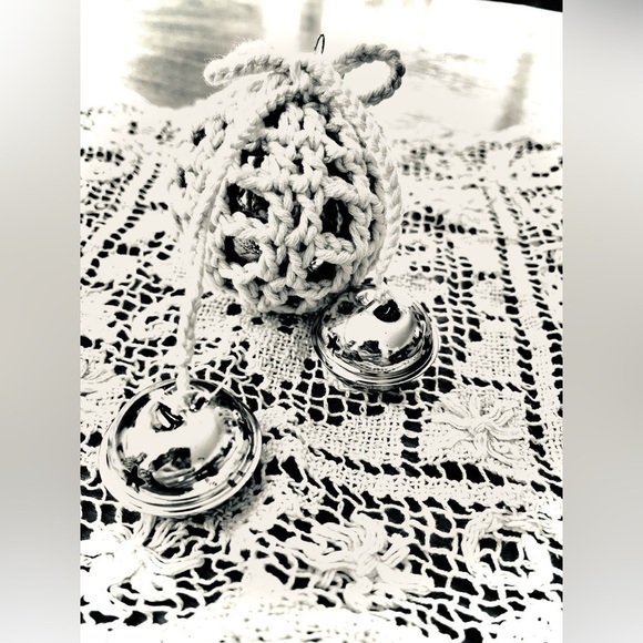 CROCHETED FARMHOUSE CHRISTMAS ORNAMENT - Picture 5 of 12